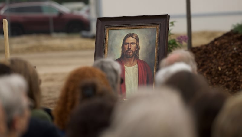 Un tableau du Seigneur Jésus-Christ est placé devant les participants à la cérémonie de la première pelletée de terre du temple de Missoula (Montana).