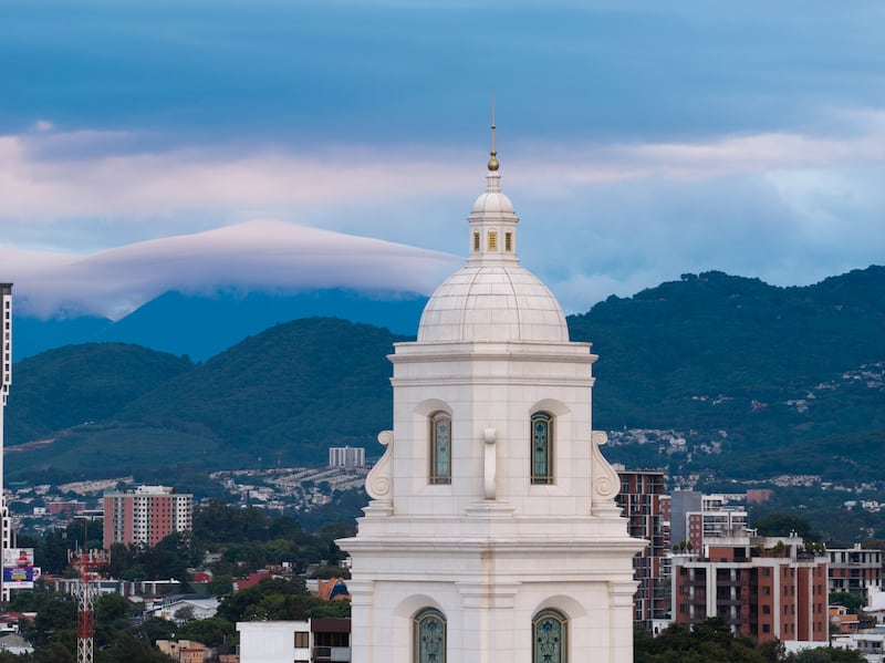 La tour au sommet du temple de Miraflores, Guatemala City (Guatemala).