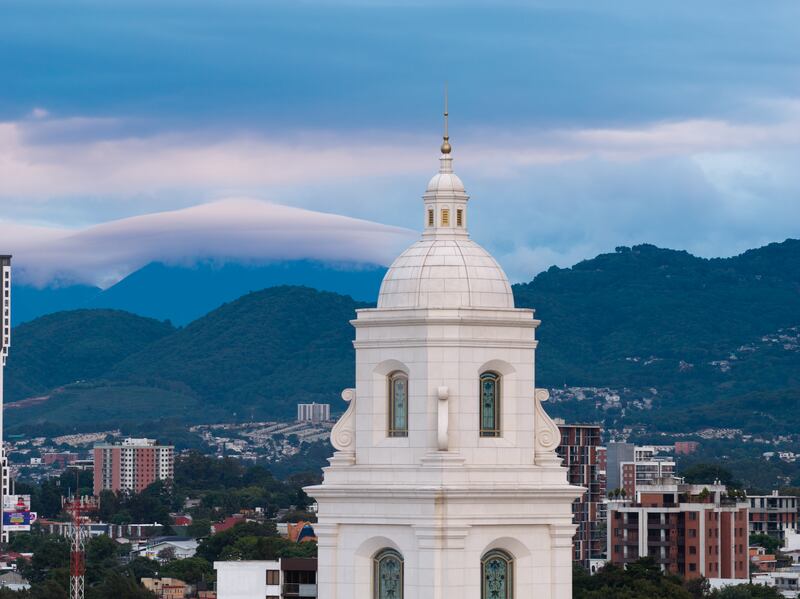 La tour au sommet du temple de Miraflores, Guatemala City (Guatemala).