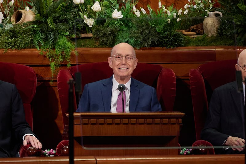 Le président Henry B. Eyring, premier conseiller dans la Première Présidence, dirige la session du dimanche matin de la 196e Conférence générale annuelle de l'Église de Jésus-Christ des Saints des Derniers Jours dans le centre de conférence à Salt Lake City, le 5 avril 2026.