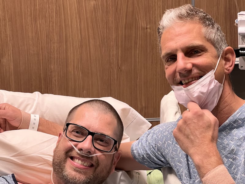 Brad Bywater et Chris Runkel sourient quelques instants apres avoir subi une chirurgie de transplantation renale le 26 septembre 2023 a l'hopital de la Mayo Clinic a Phoenix, en Arizona.