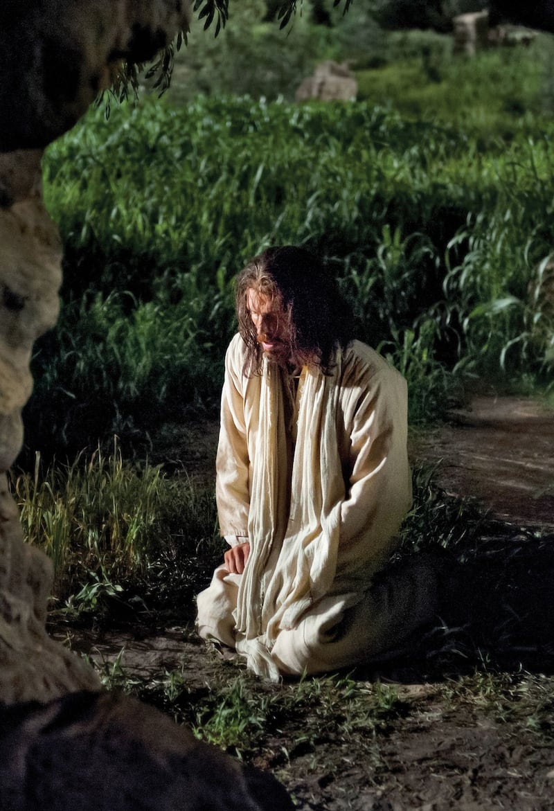 Jésus-Christ s'agenouille dans le jardin de Gethsémané tout en souffrant l'Expiation.