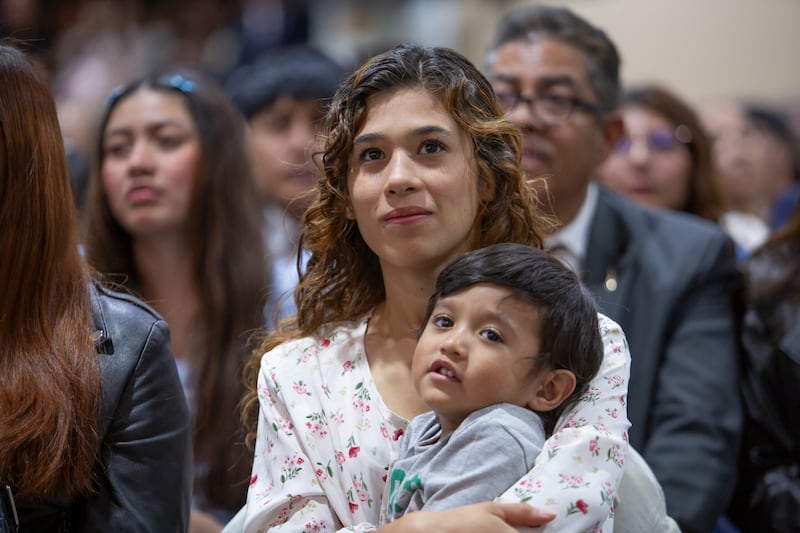 Des membres de l'Église de Jésus-Christ des Saints des Derniers Jours écoutent un message de frère Ulisses Soares, du Collège des douze apôtres, lors d'une conférence de pieu spéciale à Mexico (Mexique), le 30 août 2026.