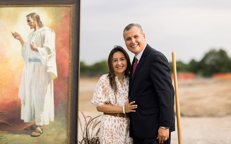 frère Pedro X. Larreal, soixante-dix Autorité générale et membre de la présidence de la région du Sud-Ouest des États-Unis de l’Église, qui a présidé la cérémonie d'ouverture du chantier du temple de Tulsa (Oklahoma), pose avec son épouse, sœur Sariah Larreal, le samedi 22 août 2026, à Tulsa (Oklahoma).