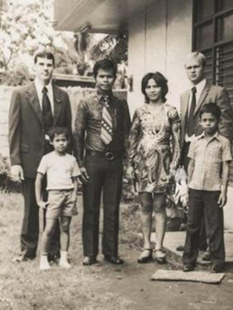 La famille Revillo se tient avec des missionnaires en 1971 à General Santos City, aux Philippines.