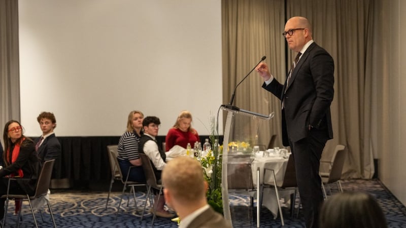 Elder James W. McConkie III, Autorité générale des soixante-dix, partage ses réflexions pour les jeunes dirigeants avec les participants de la conférence Brussels Nexus le 13 mai 2026 à Bruxelles, en Belgique.