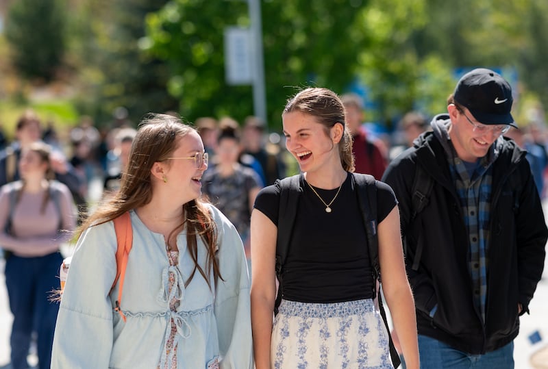 Des étudiants de BYU–Idaho se rendent à pied au I–Center pour une réunion spirituelle avec frère B. Cory Cuvelier, soixante-dix Autorité générale, à Rexburg, en Idaho, le mardi 19 mai 2026.