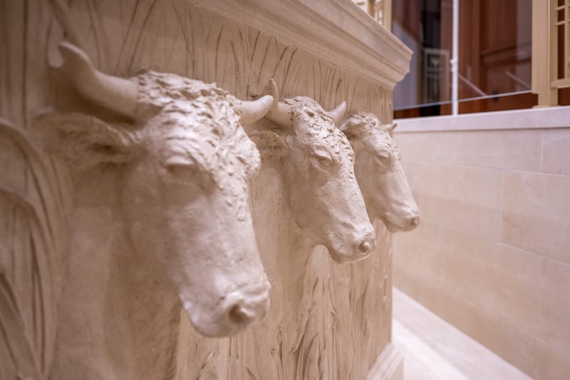 Statues de bœufs sous les fonts baptismaux du temple de Wichita (Kansas).