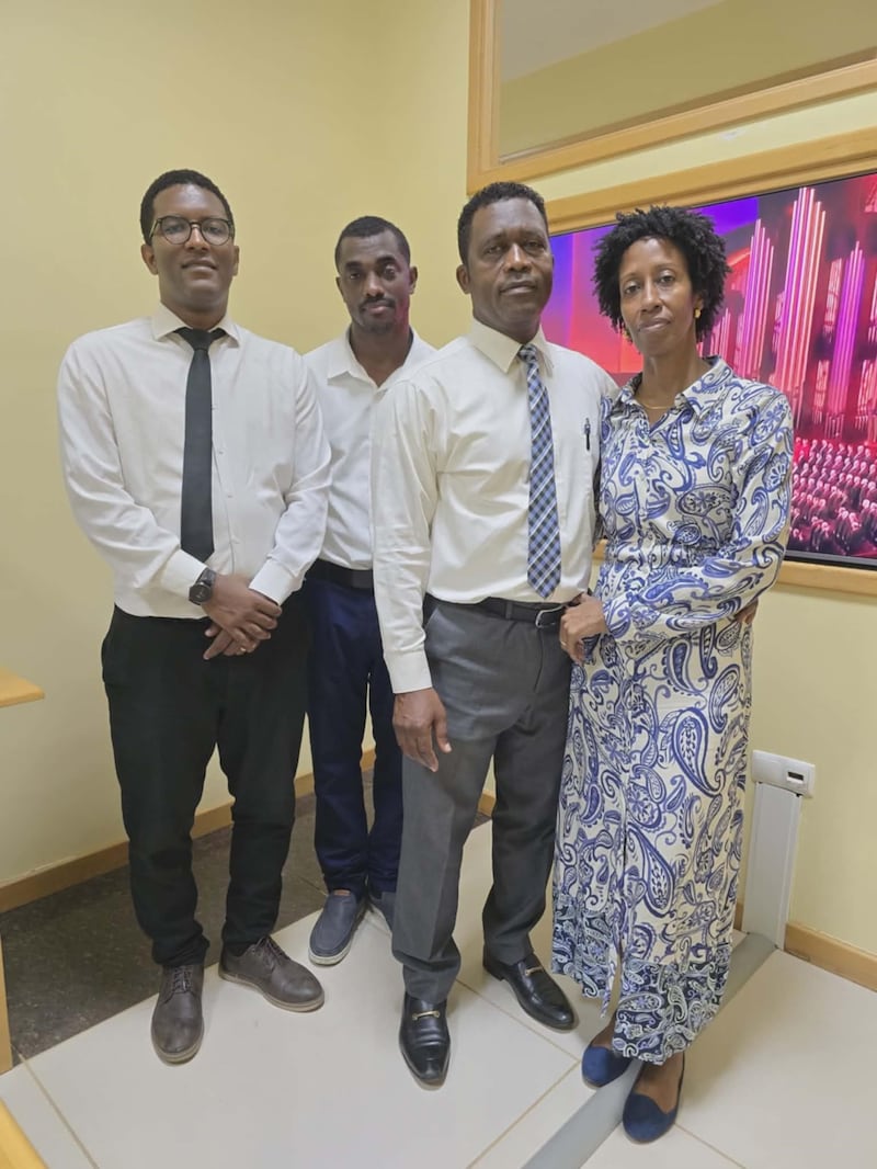 Hélder Varela, président du pieu d'Assomada, Cap-Vert, Carlos Freire et les traducteurs Celestino Mascarenhas et Fernanda Mascarenhas prennent une photo ensemble pour marquer la traduction de la conférence générale d'avril 2026 en créole cap-verdien, à Praia, Cap-Vert, le dimanche 5 avril 2026.