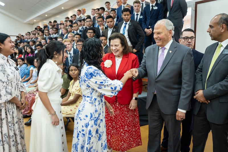 Frère Ronald A. Rasband, du Collège des douze apôtres, et son épouse, sœur Melanie Rasband, saluent des missionnaires après une réunion spirituelle à Managua (Nicaragua), le vendredi 16, 2026.