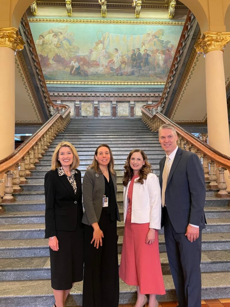 Camille N. Johnson, présidente générale de la Primaire, à gauche, la sénatrice de l'État de l'Iowa Sarah Trone Garriott, sœur Rebecca Morgan et frère Jeremiah Morgan, Soixante-dix d'interrégion, posent pour une photo au Capitole de l'Iowa à Des Moines (Iowa) le mardi 19 avril 2022.