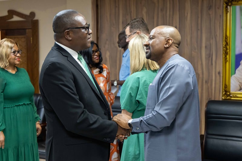 Frère Adeyinka A. Ojediran, soixante-dix Autorité générale et président de l'interrégion d'Afrique de l'Ouest de l'Église, salue le vice-président de la Sierra Leone, Mohamed Juldeh Jalloh, à Freetown (Sierra Leone), le mercredi 26 août 2026.