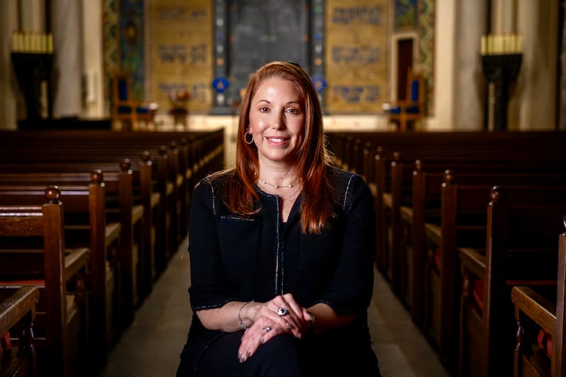 La rabbin Diana Gerson est interviewée pour un épisode de "Voices for Faith" de la série documentaire "Living Record" 2026 du Church News, disponible sur BYUtv.