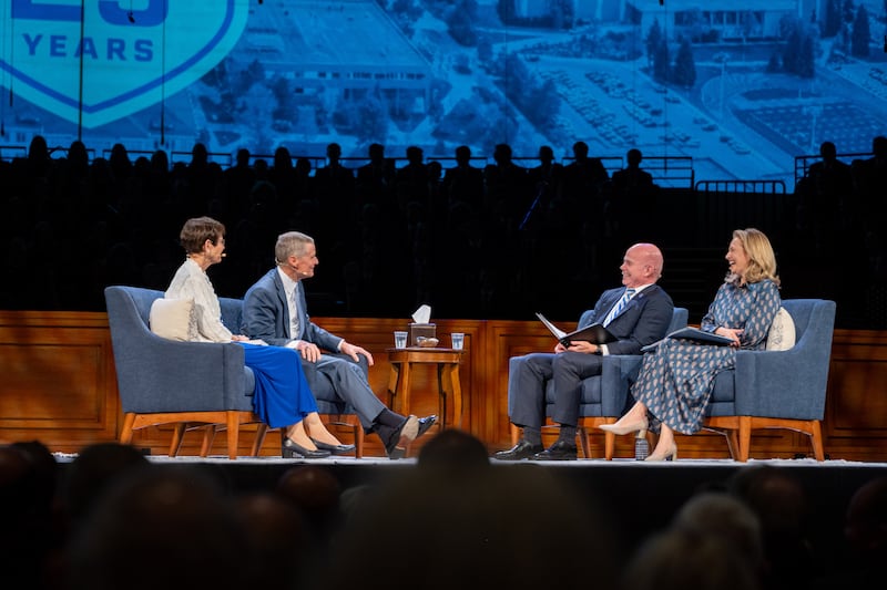 Frère David A. Bednar, du Collège des douze apôtres, et son épouse, sœur Susan Bednar, à gauche, répondent aux questions du président de BYU–Idaho, Alvin F. Meredith III, et de sœur Jennifer Meredith, lors d'une réunion spirituelle qui s'est tenue au BYU-Idaho Center à Rexburg (Idaho), le jeudi 8 octobre 2026.