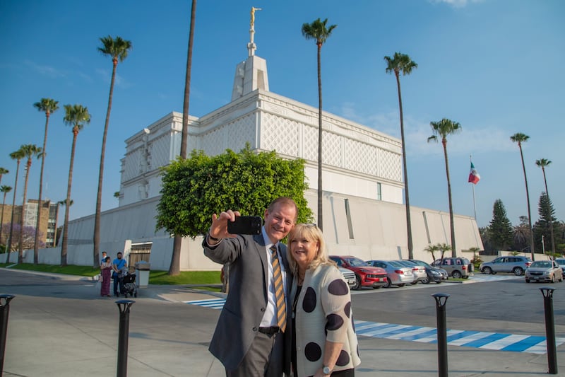 Frère Gary E. Stevenson, du Collège des douze apôtres, prend un selfie avec sa femme, sœur Lesa Stevenson, devant le temple de Mexico.