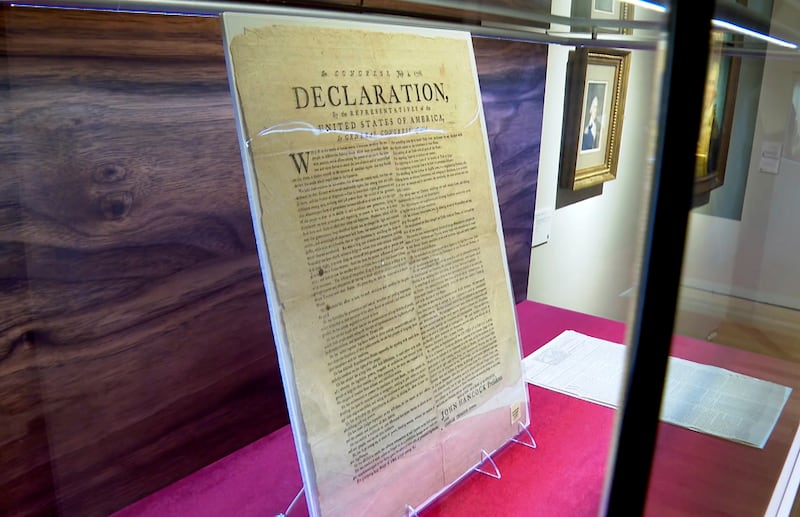 Une copie de la Déclaration d'indépendance, imprimée par Robert Luist Fowle en juillet 1776, est exposée chez Christie's lors d'un aperçu de la vente aux enchères "We the People: America at 250", le 15 janvier 2026, à New York.