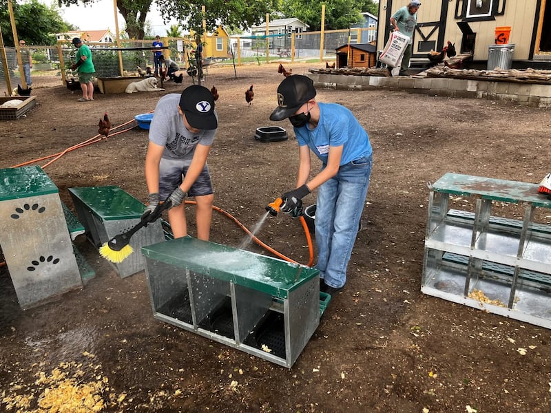 Les jeunes du pieu d'Austin (Texas) lavent les installations du Community First! Village dans le cadre de la Journée annuelle de service des jeunes à Austin (Texas), le 30 mai 2026.