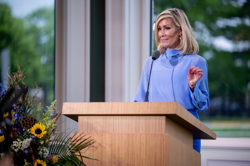 Sœur Tamara W. Runia, première conseillère dans la présidence générale des Jeunes Filles, prend la parole lors de la consécration du centre d'accueil des visiteurs du temple de Nauvoo à Nauvoo, dans l'Illinois, le samedi 27 juin 2026.