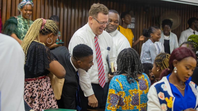 Elder Clark G. Gilbert salue des étudiants et des visiteurs lors d'une veillée à Lagos, au Nigéria, le 14 janvier 2024.