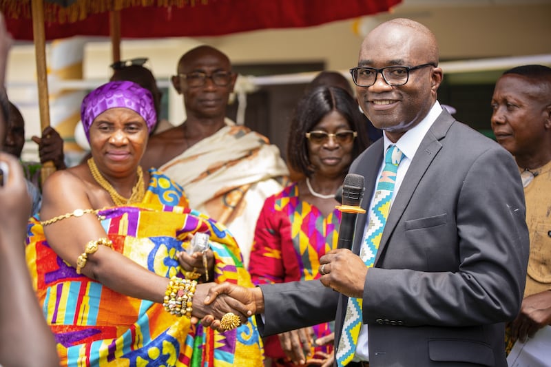 Elder Isaac K. Morrison serre la main de la reine mère de la communauté, Nana Acheampomaa Anima I, après que l'Église a fait don d'une clinique médicale le 19 juin 2025, à Morso, au Ghana.