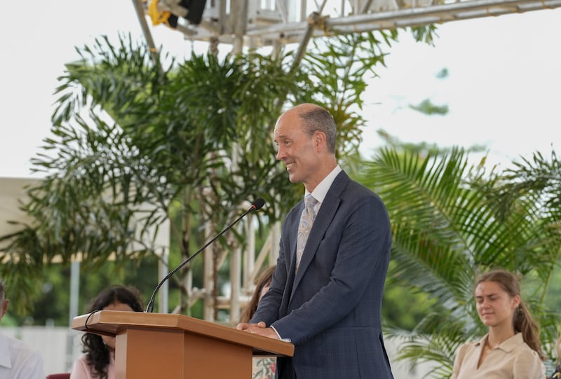 Le frère Steven D. Shumway — soixante-dix Autorité générale et membre de la présidence de l'interrégion des Philippines — prend la parole lors de la cérémonie d'ouverture du chantier du temple de Naga (Philippines), le 8 août 2026, à Naga City (Philippines).