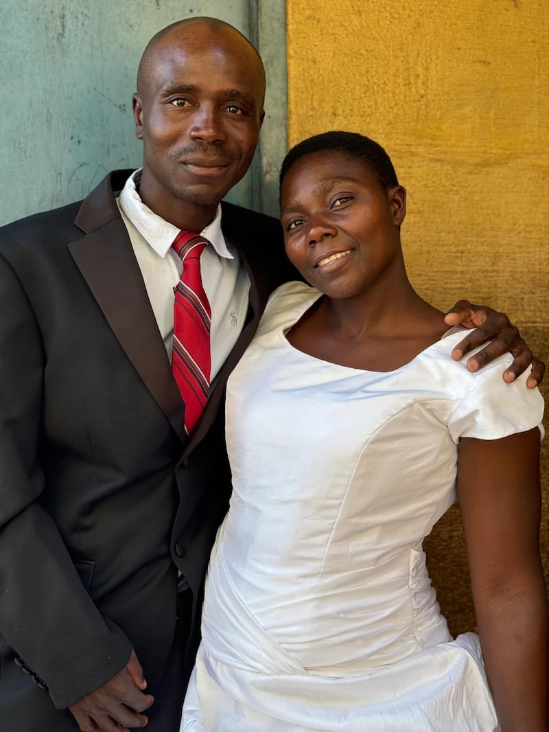 Reginald Magocha et sa femme, Eunice, sont photographiés le jour de leur mariage civil.