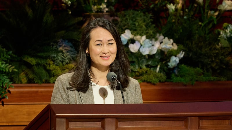 Soeur Kristin M. Yee, deuxieme conseillere dans la presidence generale de la Societe de Secours, prend la parole lors de la session du samedi matin de la 196e conference generale annuelle de l'Eglise de Jesus-Christ des Saints des Derniers Jours au Conference Center a Salt Lake City, le 4 avril 2026.