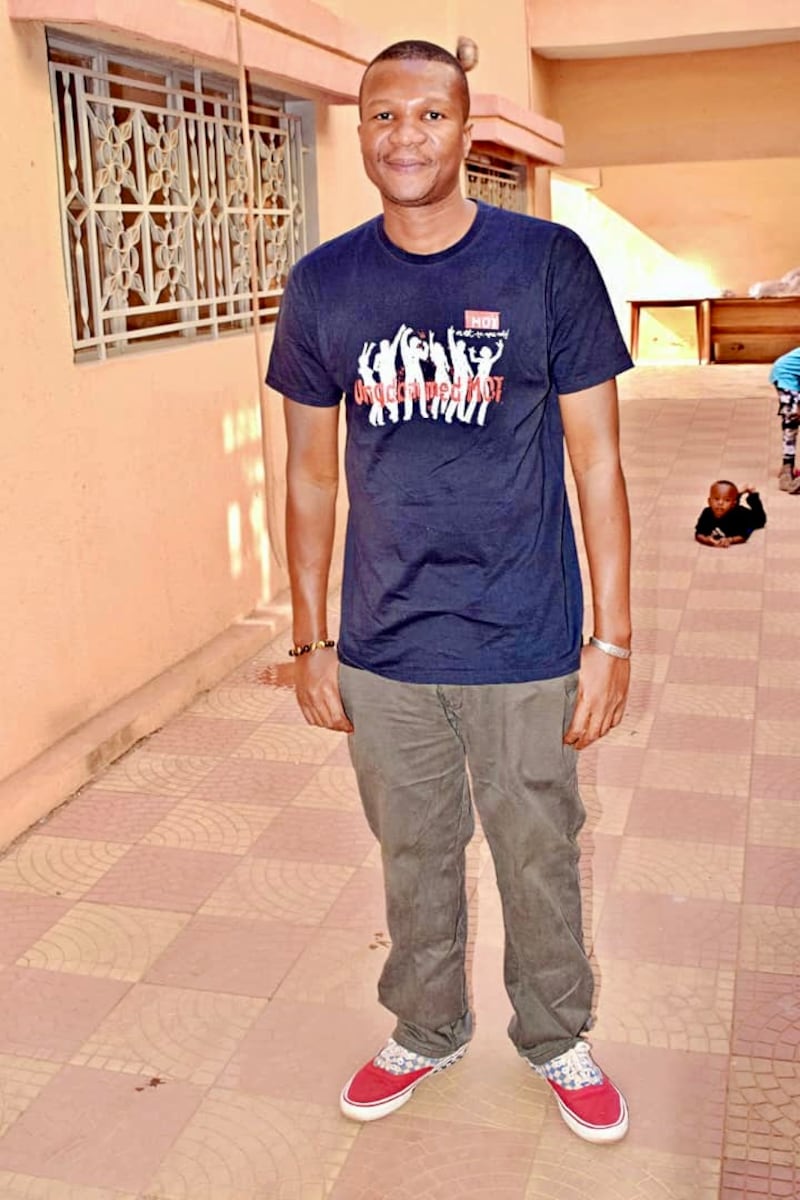 Ce jeune homme est l'une des 78 personnes baptisées dans la branche de Bamako (Mali), à Bamako (Mali), les 18 et 19 avril 2026.