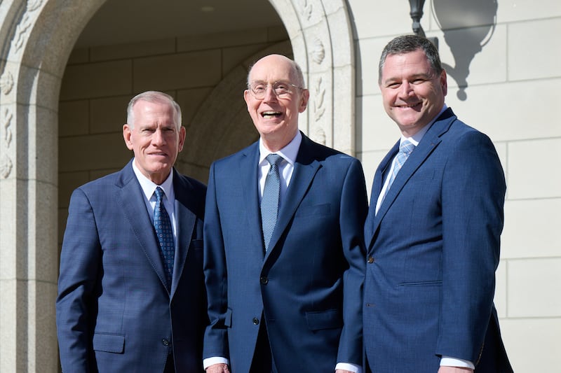 Le président Henry B. Eyring se tient devant le temple de Montpelier (Idaho) entre les soixante-dix Autorités générales frère Steven R. Bangerter, à gauche, et frère Ricardo P. Giménez, à droite.