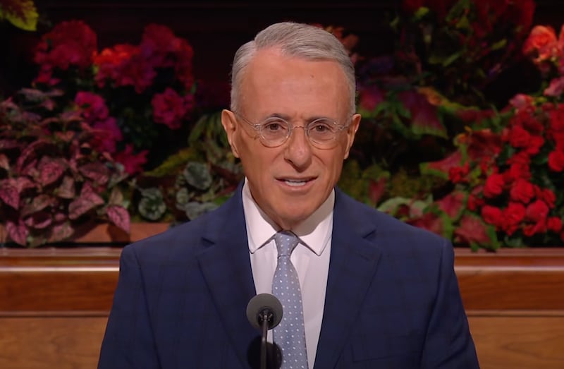 Frère Ulisses Soares, du Collège des douze apôtres, s'exprime pendant la session du dimanche matin de la 195e conférence générale semestrielle de L'Église de Jésus-Christ des Saints des Derniers Jours dans le Centre des conférences à Salt Lake City, le 5 octobre 2025.