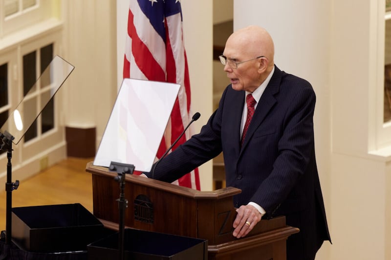 Le président Dallin H. Oaks de la Première Présidence prononce la conférence Joseph Smith 2021 dans la salle du Dôme de la Rotonde de l'Université de Virginie le vendredi 12 novembre 2021.