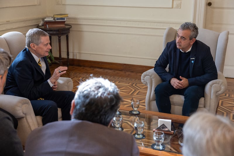 Elder David A. Bednar, du Collège des douze apôtres, à gauche, s'entretient avec le maire Pablo Javkin au Palais municipal de Rosario, en Argentine.