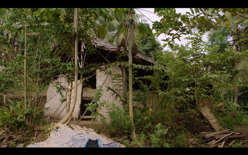 Un exemple de « chapelle de brousse » construite avec des matériaux locaux et utilisée dans les régions reculées de Papouasie-Nouvelle-Guinée. L’Église a récemment commencé à construire des églises simplifiées, équipées de panneaux solaires et d’un accès à Internet par satellite, pour les régions reculées du Pacifique.