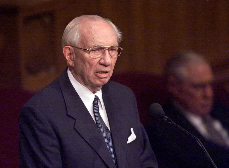Le président Gordon B. Hinckley prend la parole lors du service commémoratif en souvenir des personnes qui ont péri dans l'attaque terroriste contre les États-Unis le 11 septembre 2001.