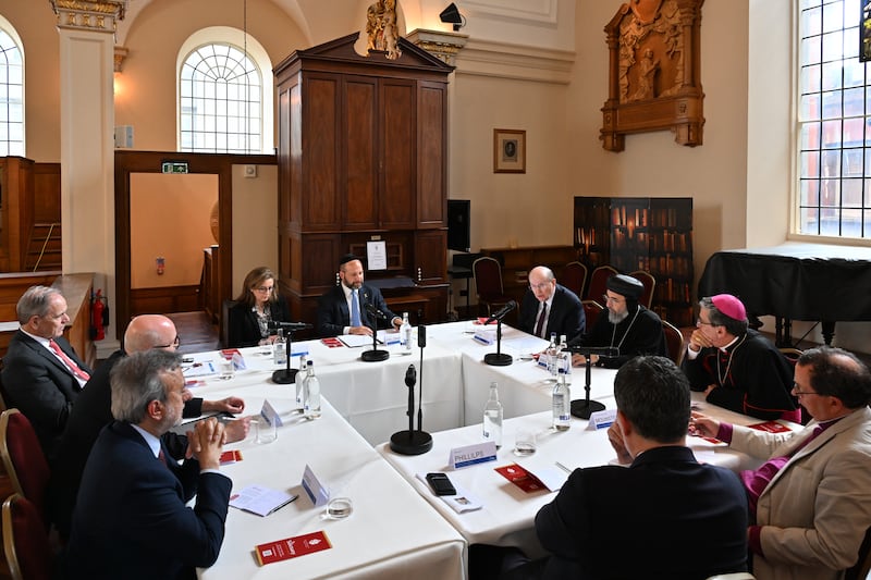 Elder Quentin L. Cook, du Collège des douze apôtres, a rencontré d'autres dirigeants religieux à Londres le vendredi 29 mai 2025 pour discuter de la liberté de religion et de croyance.