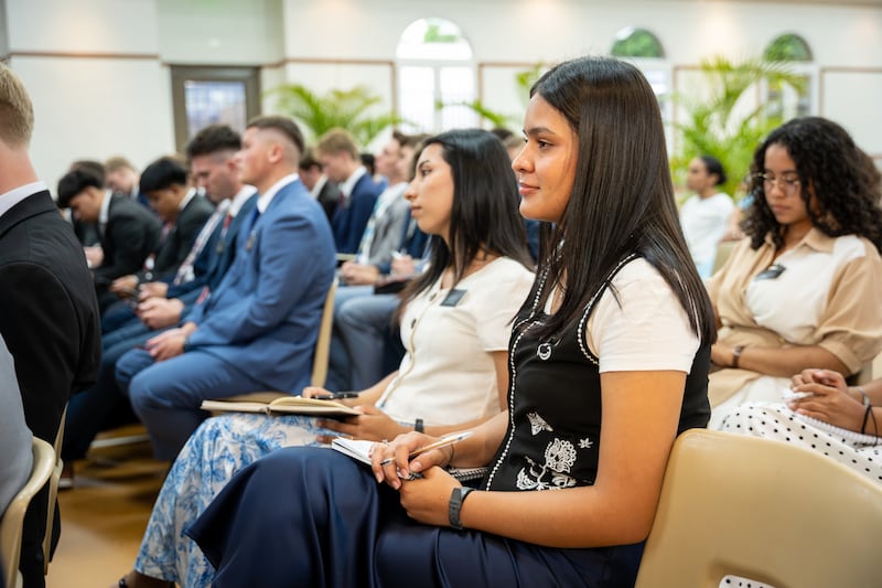 Des missionnaires écoutent pendant une réunion spirituelle avec frère Ronald A. Rasband, du Collège des douze apôtres, à Managua (Nicaragua), le vendredi 16 octobre 2026.