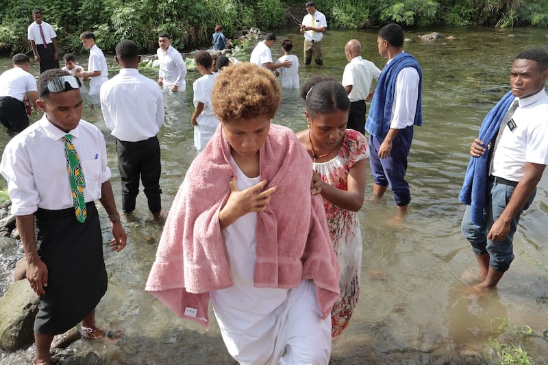 107 personnes ont été baptisées dans une partie de la rivière Bangoho, en Papouasie-Nouvelle-Guinée, le 14 juin.
