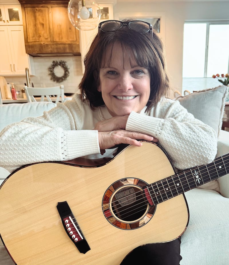 Shawna Edwards — compositrice de « The Miracle », un nouvel ajout à Cantiques pour le foyer et l’Église — pose pour une photo avec une guitare à Lehi (Utah), en janvier 2025.