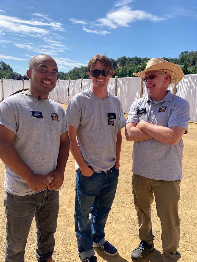Tryston O'Toole, au centre, pose pour une photo avec d'autres missionnaires lors de sa mission de service à Corona, en Californie.