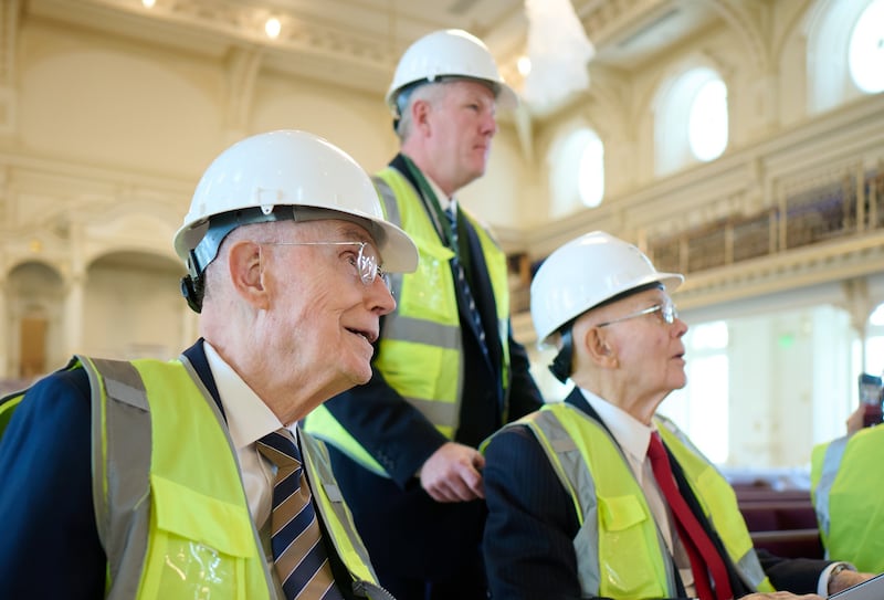 Le président Dallin H. Oaks, à droite, et le président Henry B. Eyring, à gauche, visitent la salle d'assemblée du temple de Salt Lake.