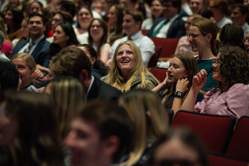 Des étudiants écoutent frère Gérald Caussé, du Collège des douze apôtres, donner une réunion spirituelle à BYU-Idaho le dimanche 14 juin 2026.