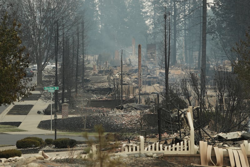 Des structures le long de West Tiffany Avenue sont réduites en cendres après un incendie de forêt, le dimanche 2 août 2026, à Spokane (Washington).