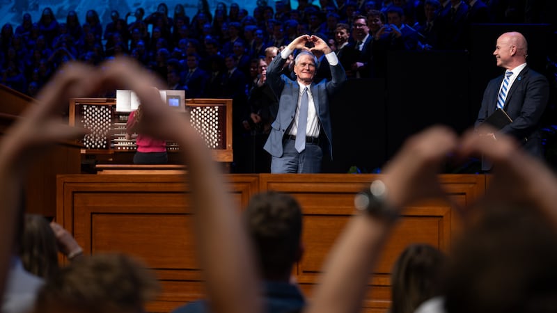 Frère David A. Bednar, membre du Collège des douze apôtres, et son épouse, sœur Susan Bednar, s'expriment lors d'une réunion spirituelle au BYU-Idaho Center à Rexburg (Idaho), le jeudi 8 octobre 2026.
