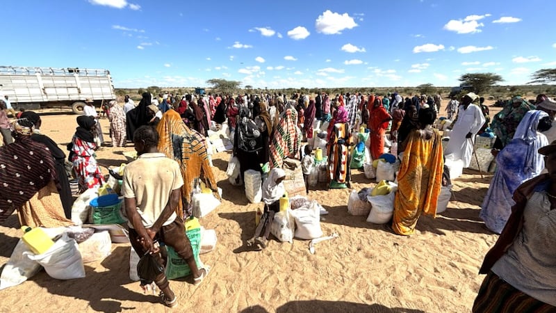 Des groupes de villageois se tiennent près de leurs piles de fournitures de secours et de nourriture données par l'Église et le Forum national des dirigeants musulmans à Korr, au Kenya, le 29 mai 2026.