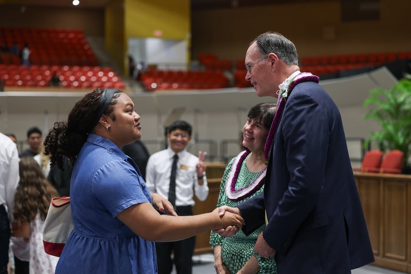 L'évêque président W. Christopher Waddell et son épouse, sœur Carol S. Waddell, saluent des étudiants de BYU–Hawaii à la suite d'une réunion spirituelle sur le campus qui s'est tenue au Cannon Activities Center à Laie (Hawaï), le mardi 13 octobre 2026.