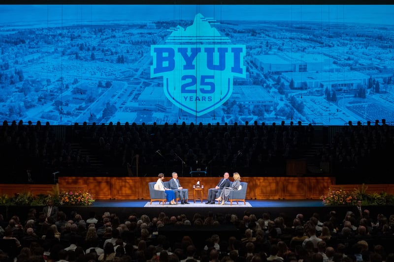 Frère David A. Bednar, du Collège des douze apôtres, et son épouse, sœur Susan Bednar, à gauche, répondent aux questions du président de BYU–Idaho, Alvin F. Meredith III, et de sœur Jennifer Meredith, lors d’une réunion spirituelle tenue au Centre BYU-Idaho à Rexburg (Idaho), le jeudi 8 octobre 2026.