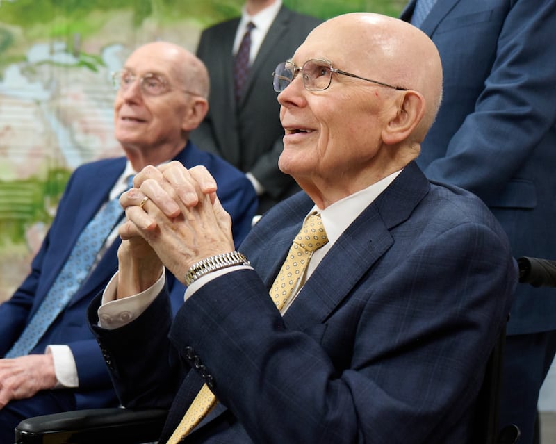 Le président Dallin H. Oaks et le président Henry B. Eyring visitent le nouveau Centre humanitaire de l'Église à Salt Lake City le vendredi 22 mai 2026.