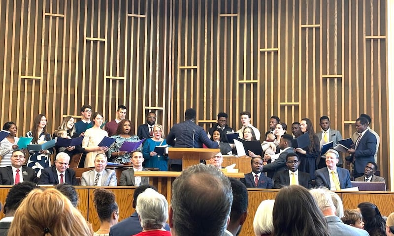 Les membres de la chorale de la paroisse francophone de Lehi 35 chantent lors d'une réunion le 9 février 2025, à Lehi (Utah).
