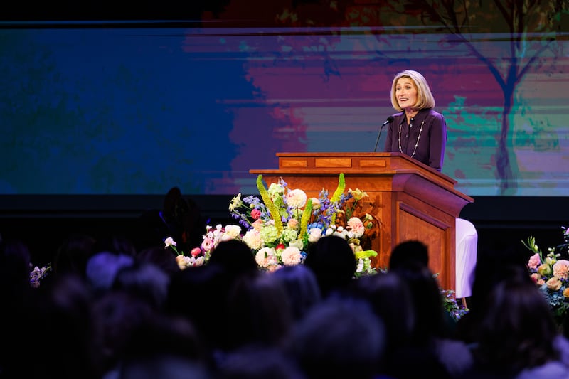 Sœur Camille N. Johnson, présidente générale de la Société de Secours, prend la parole lors de son discours principal dans le cadre de la Conférence des femmes de BYU, tenue au Marriott Center à Provo, Utah, le jeudi 30 avril 2026.
