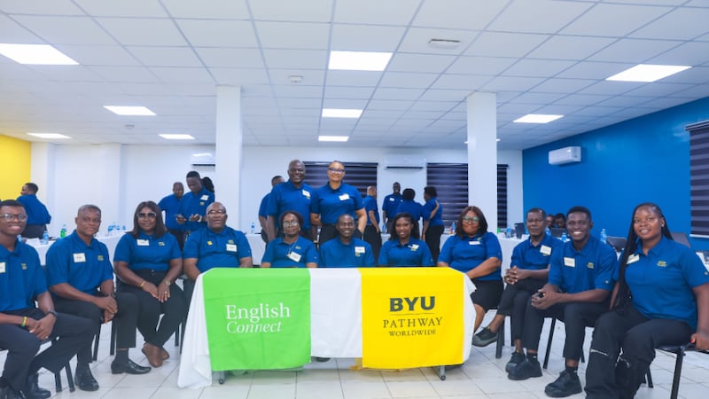 Des dirigeants de zone de BYU–Pathway Worldwide prennent une photo de groupe lors d'une discussion avec des dirigeants locaux de l'Église au sujet des inscriptions, à Lagos, au Nigéria, en juillet 2026.